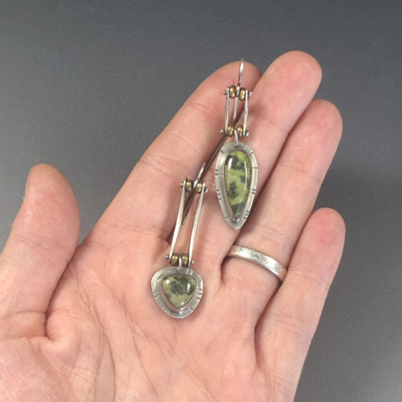 Simple two-color irregular teardrop-shaped earrings
